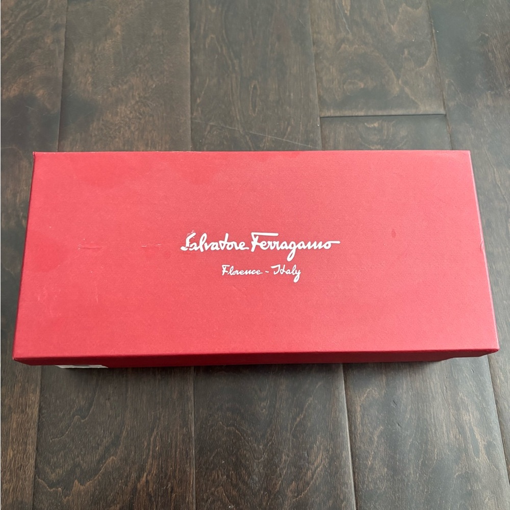 Salvatore Ferragamo Red Patent Vara Bow Flats with Gold Plaque - Picture 5 of 11